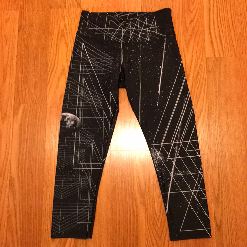 Onzie Moon Space Crop Leggings Sz. XS in VEUC!